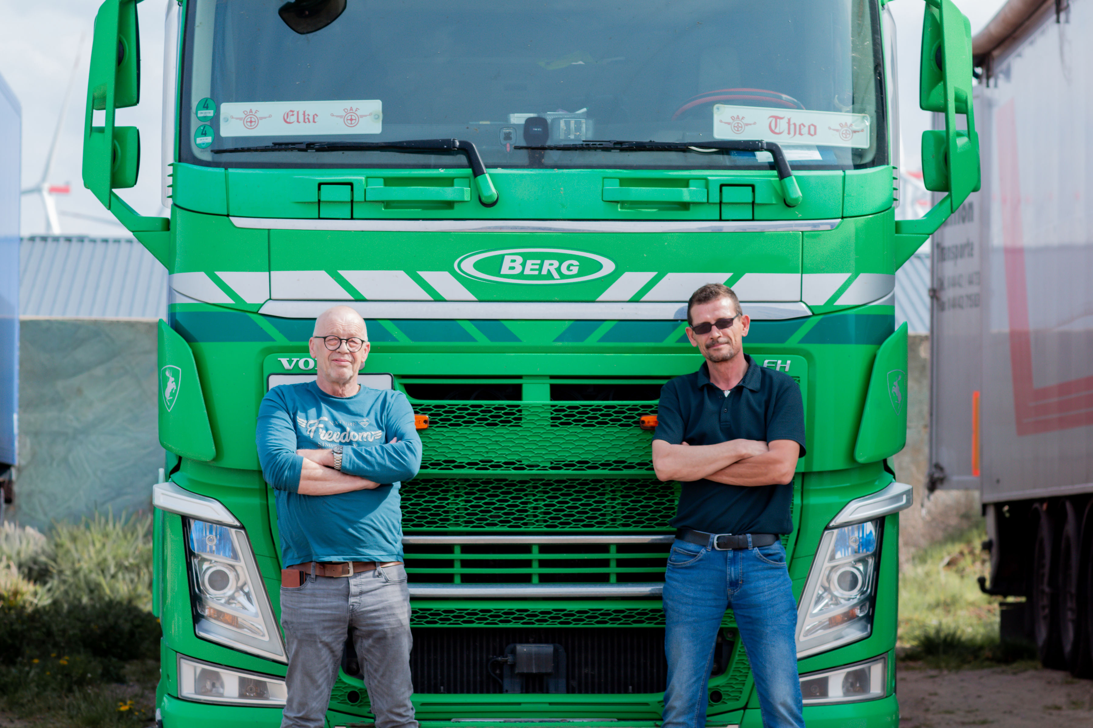 Zwei Fahrer vor einem Berg-LKW