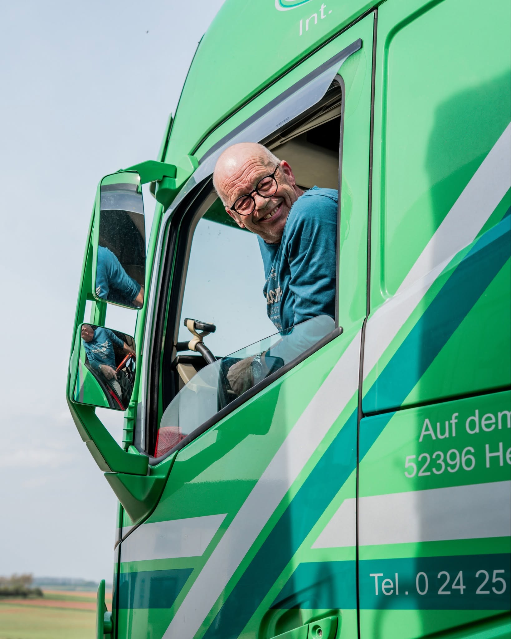LKW-Fahrer im Fahrerhaus eines Berg-LKW